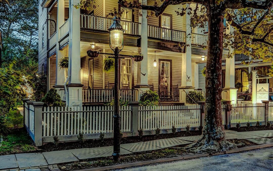 When’s the last time you took a breezy stroll home by lamp light? Celebrated restaurants and distinctive shops are just steps from The Harrison Inn.